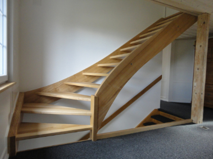 Waldhof Holzbau AG - Treppe viertelgewunden  Esche mit Braunkern